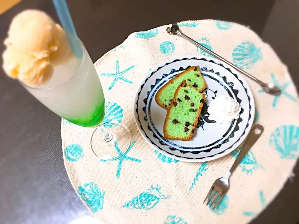 チョコミントのパウンドケーキと、メロンクリームソーダ🍈|🐱まみちゃぴ🐶さん