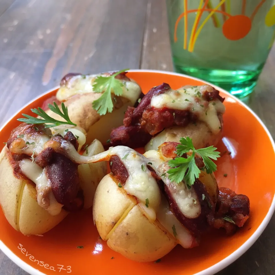 Snapdishの料理写真:Chili Baked Potatoes 🥂ʕ-̼͡-ʔ🇺🇸 とコップワイン  #ナメダチリパーラーセブン vol.3|七海さん