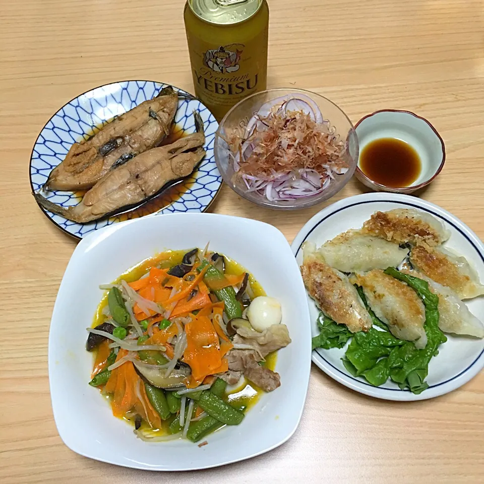 実家のお母ちゃん飯‼︎
#実家のお母ちゃん #晩ごはん #餃子 #八宝菜 #煮魚 #オニオンスライス #エビスビール|Yoshinobu Nakagawaさん