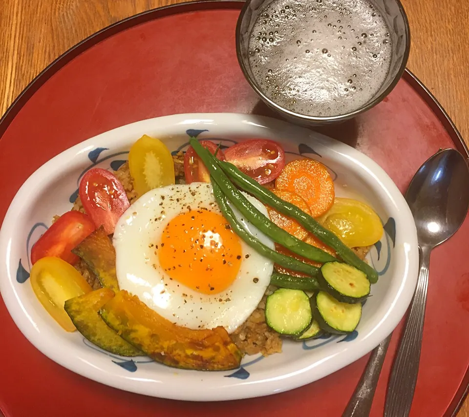 ミンチドライカレー、野菜、卵のせ😋|RU.Farmさん