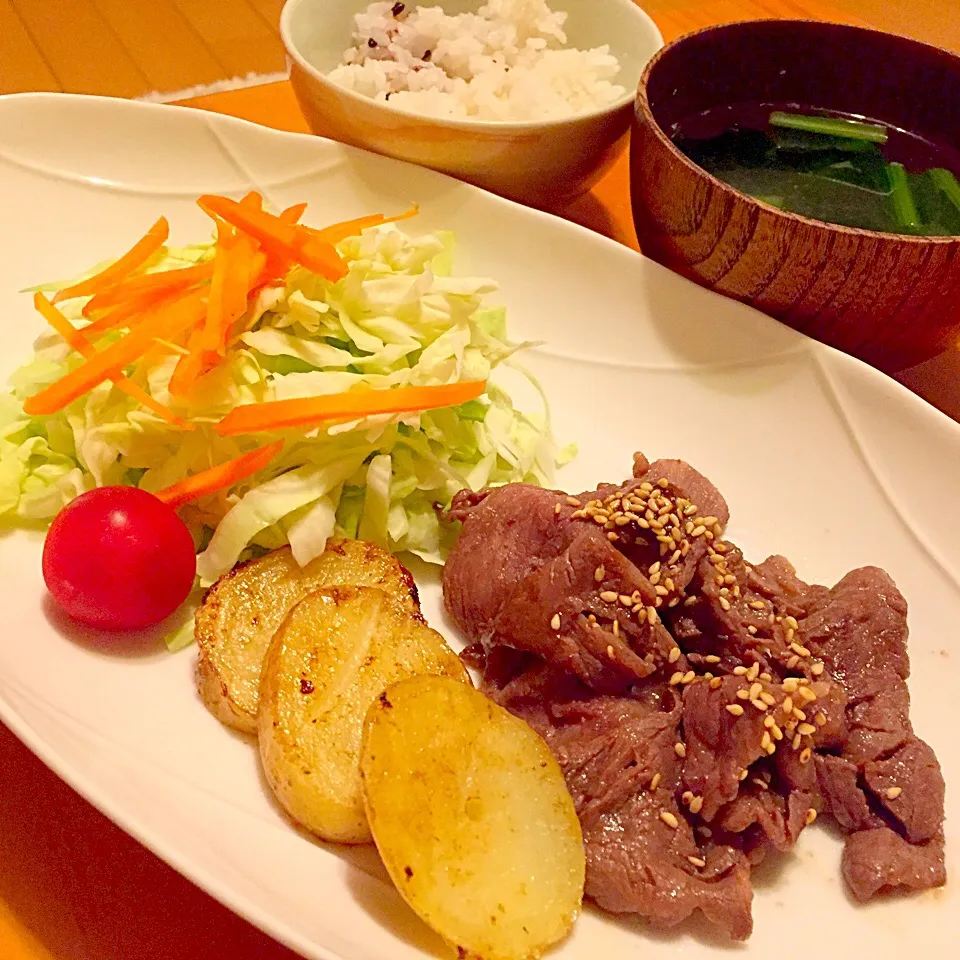 Snapdishの料理写真:牛肉生姜焼き、キャベツサラダ、じゃがいも焼き、小松菜とワカメのお味噌汁|harukaさん