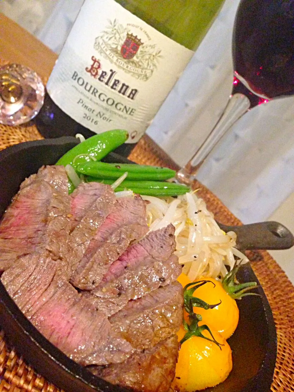 肉とワイン😋🍷✨🎶
今日は体調不良で早退。咳がとまらずお客様に迷惑なんで😥しかし、お腹はへる。赤身のステーキで元気つける！焼きすぎたけど😅|アイさん