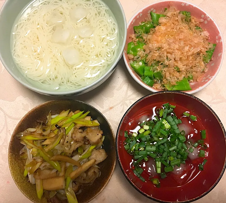 Snapdishの料理写真:そうめん 豚バラエリンギネギ唐辛子炒め 冷奴オクラたっぷり添え|Junko Tominagaさん