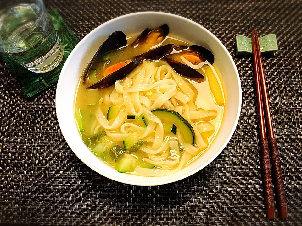 疲れた体に効くスープの麺料理「カルクッス」を 作ってみました。煮干しの出汁に夏野菜のズキニ、青唐辛子、ムール貝(ムール貝)をいれて。。赤くなくてもサッパリした辛いスープです。最近は気温差が激しいし、 免疫力も落ちやすいので、我が家は体に効くスープ料理で体を回復します。(#^^#)💕✨#ムール貝#ズキニ#青唐辛子#煮干し|Hi-Niさん