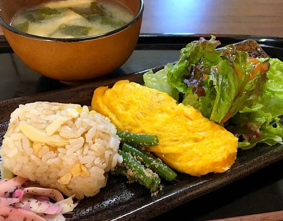 単身赴任の朝ごはん🌅☀️
たけのこご飯
なめ茸入り玉子焼き
サラダ
インゲンの胡麻和え
タケノコ姫皮ゆかり和え
タケノコとワカメの味噌汁|ぽんたさん