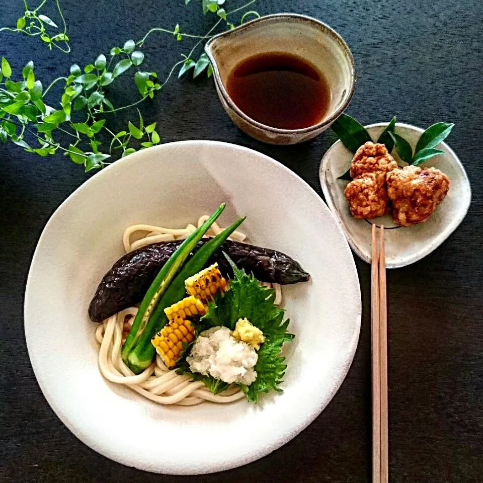 揚げ茄子と大根おろし生姜のすりおろしのっけの冷やしうどんと唐揚げで昼ごはん🎶|mizuu_plusさん