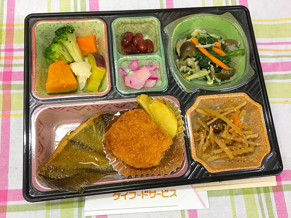 Snapdishの料理写真:カレイの煮付け 日替わり弁当 豊川市宅配|Naokazu Kuritaさん