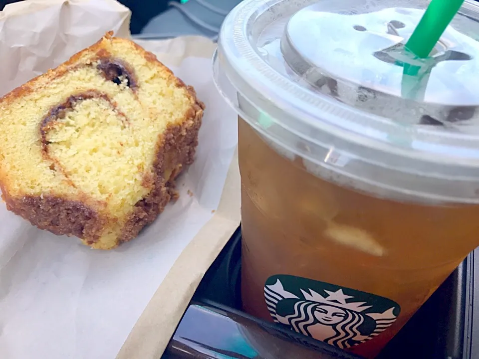 Afternoon snacks! Coffee cake and iced black tea lemonade. :)|Gecko Mdさん