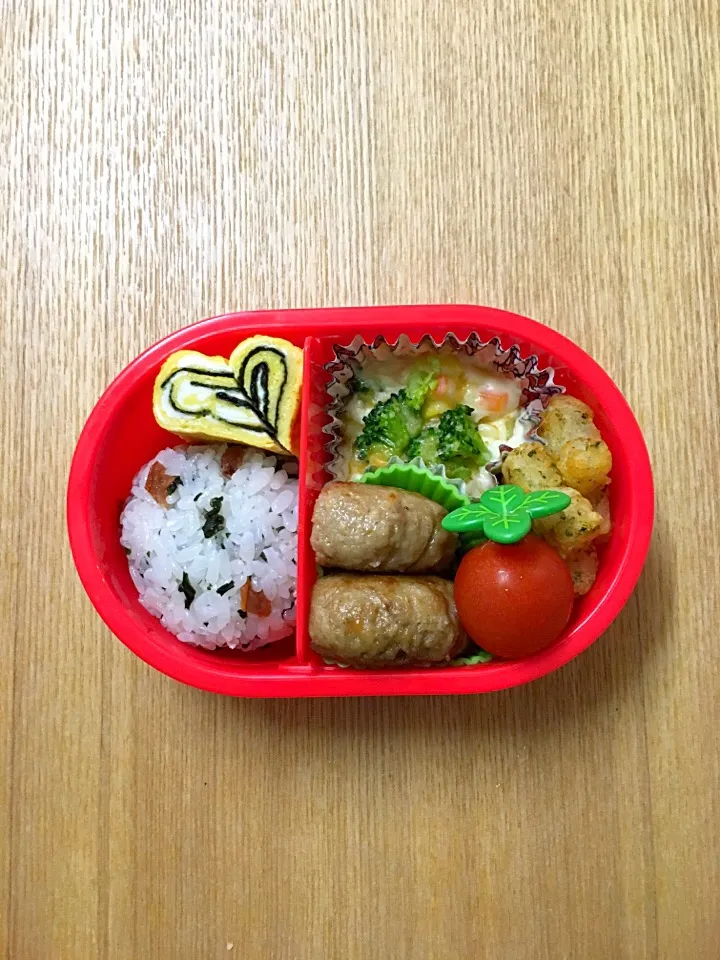 #ムスメ弁当 #ムスメご飯 

ハンバーグ、グラタン、星ポテト、海苔卵焼き、ミニトマト、おにぎり|mossan＠OSAKAさん