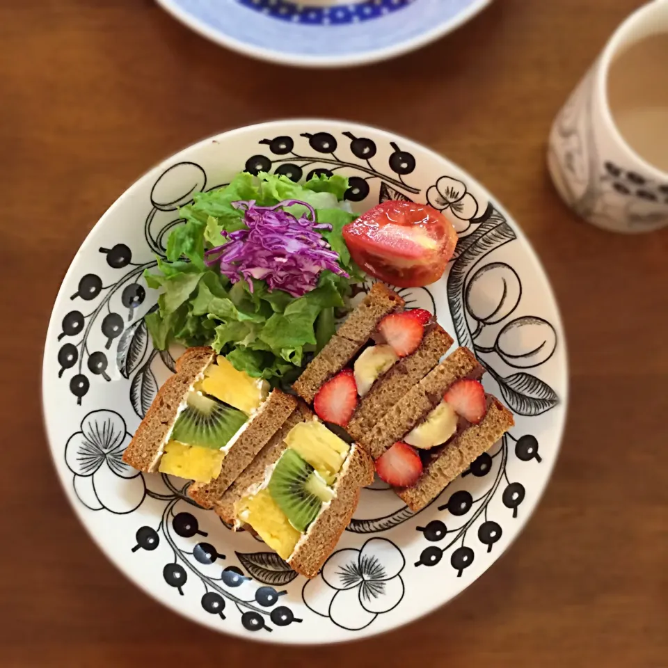 Snapdishの料理写真:コーヒーパンのフルーツサンド🥝🍍🍓🍌|ゆかりさん