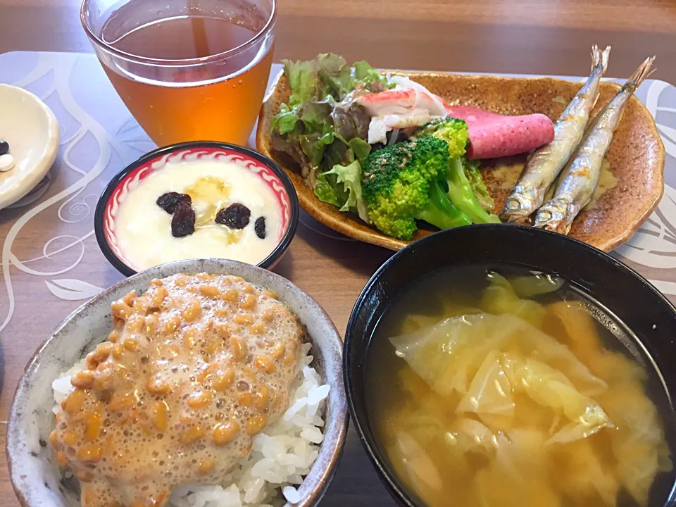 Snapdishの料理写真:朝ごはん
ししゃも、サニーレタス、カニカマ、ブロッコリー、ハム、納豆、キャベツと揚げの味噌汁、白米、レーズン添えヨーグルト|かよちゃんさん