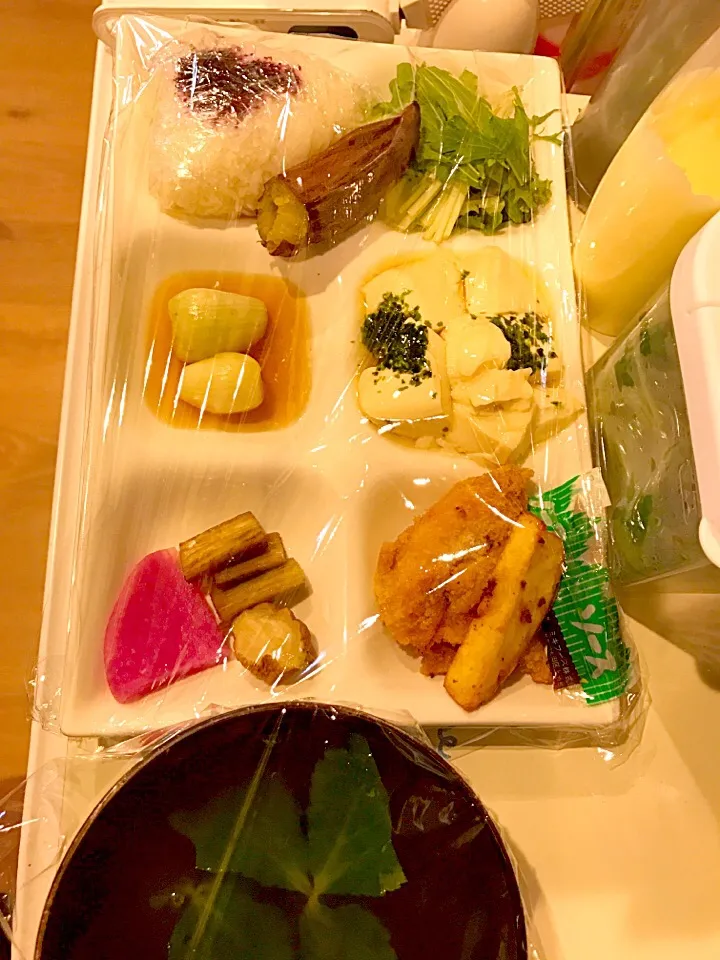 Snapdishの料理写真:フライドチキン、ポテト  寄席どうふ  レタスと水菜のサラダ  蒸し薩摩芋  らっきょうの塩漬け  ごぼうの酢醤油漬け ラディッシュの漬物  大根の紫蘇漬け  ゆかりおにぎり|ch＊K*∀o(^^*)♪さん