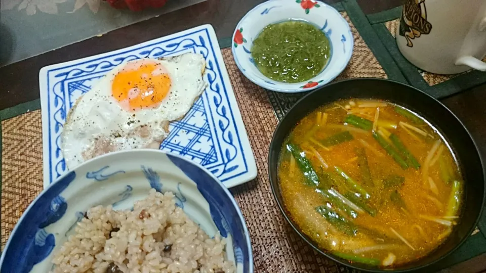 目玉焼き＆めかぶ＆キムチスープ|まぐろさん