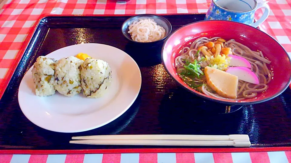 本日の賄い(阿蘇高菜のおにぎりと山菜お蕎麦🎵)|かぴかぴさん