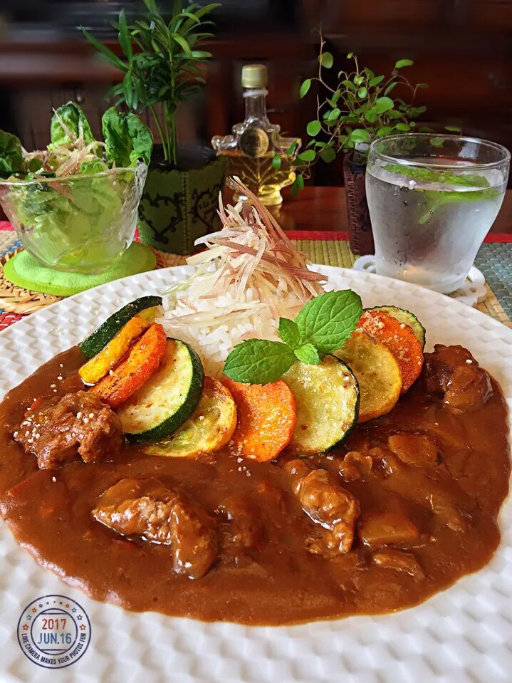 『風邪ひいてるのに😷無性に食べたくなって作った１人昼カレー🍛❣️』
マルコメさんの大豆のお肉入れて、ズッキーニと人参をトッピング✨|paaruさん