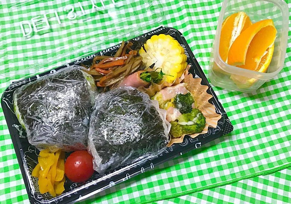 ☺︎旦那さんBENTO
#おにぎり#きんぴら#豆苗のベーコン巻き#トウモロコシ#ブロッコリーとベーコンのチーズ焼き#たくあん#ミニトマト#オレンジ|Mackinさん