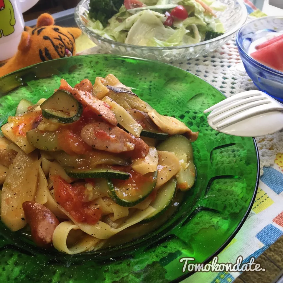 フレッシュトマトでウインナーと夏野菜のタリアッテレ🍝♡|🇯🇵ともこちゃん。さん