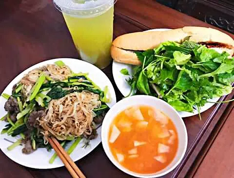 . Beef noodle soup - Phở xào bắp bò
. Sugar cane juice - Nước mía quất 
. Bitter fried bread - Bánh mì ba tê chả
#FromVietnam|Kiyoshiさん