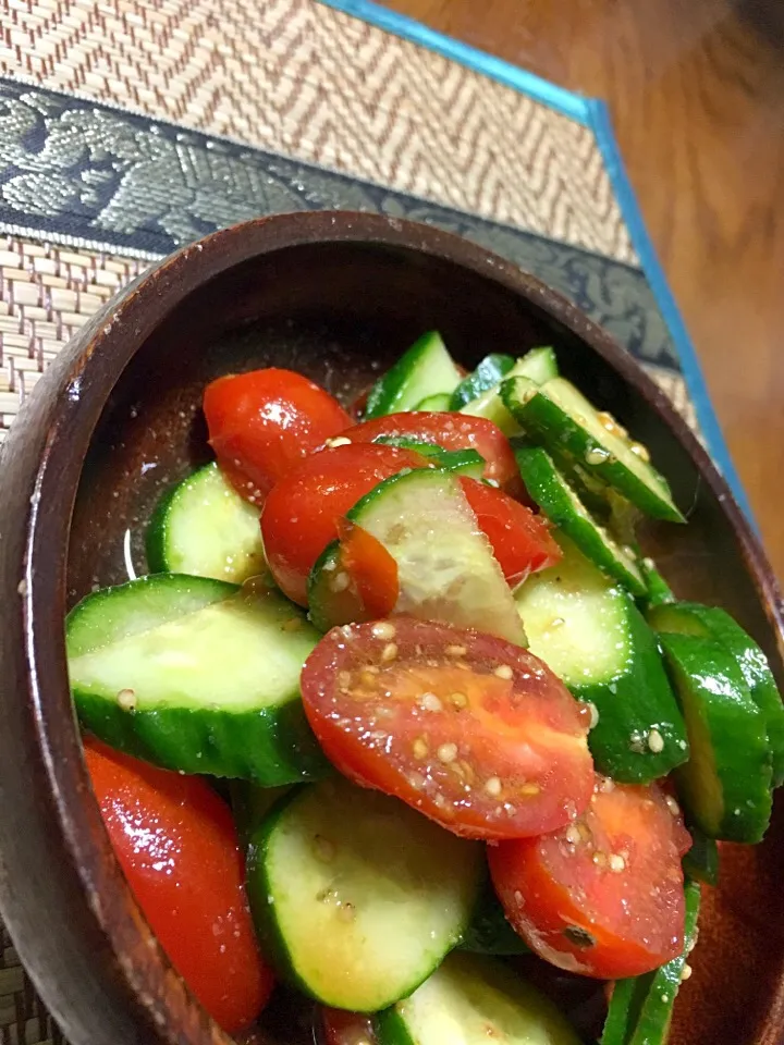 Snapdishの料理写真:トマトときゅうりの簡単サラダ🥗❤︎|00shellyさん