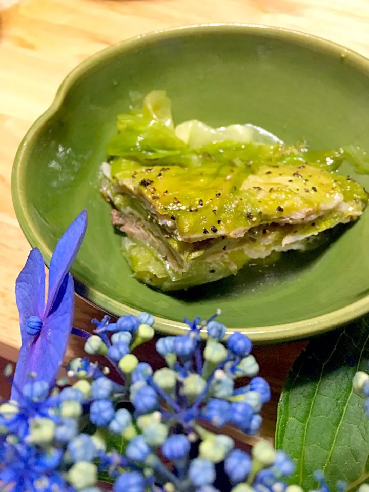 断面❤️豚肉、ベーコン、レタスの重ね蒸し(*´∇｀*)|さくたえさん