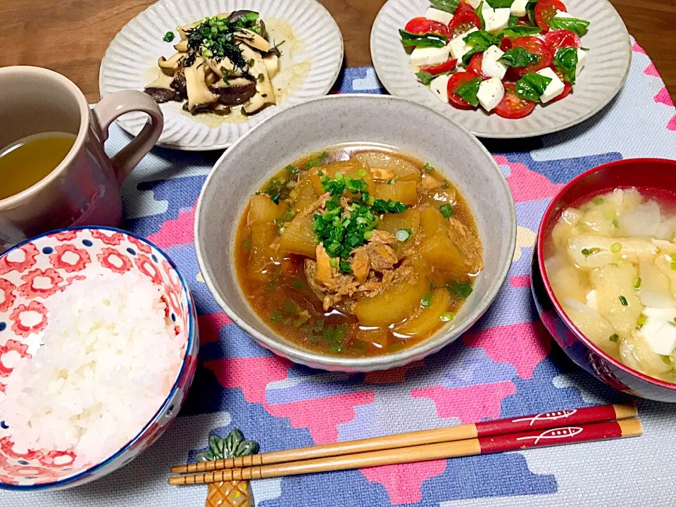 ○大根とツナの煮物 ○カプレーゼ ○エリンギのバタポン炒め ○大根油揚げ豆腐のお味噌汁 ○ごはん|Rika Suzukiさん