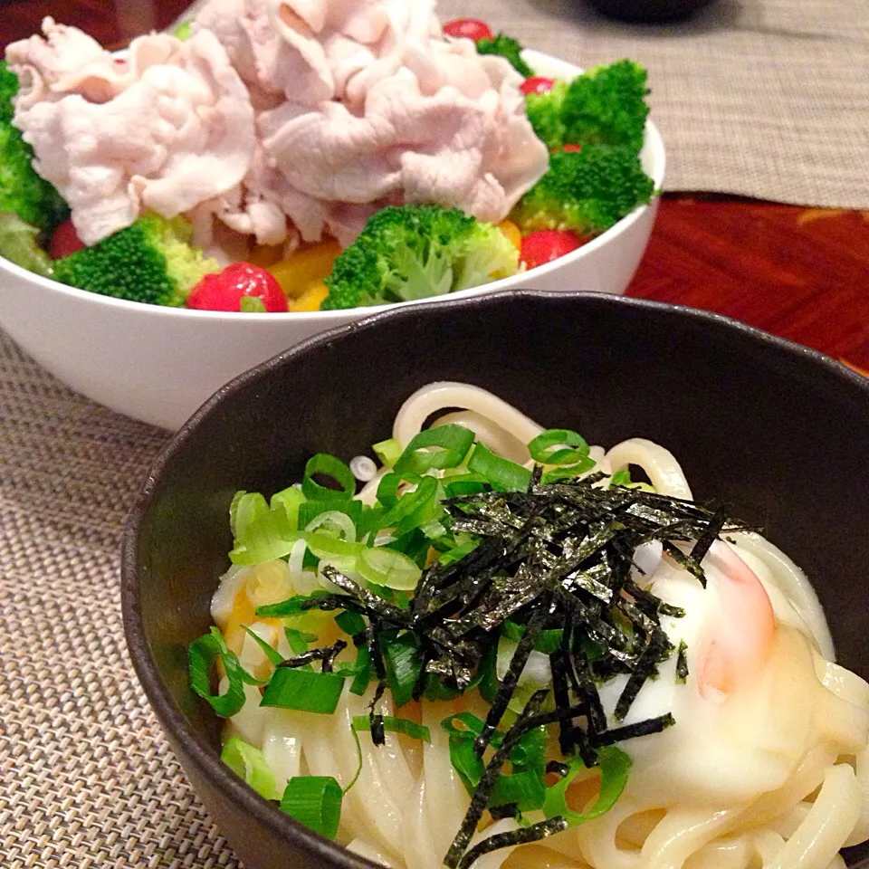 今日の晩御飯(๑´ڡ`๑) 釜温玉うどんと豚肉の冷しゃぶサラダ❤️|ちゃたままさん