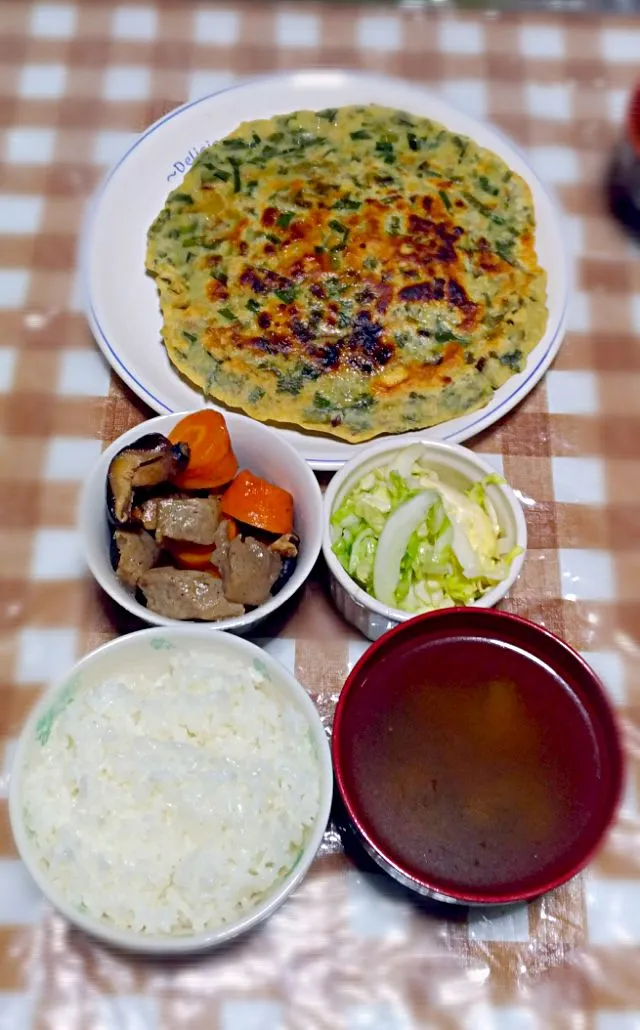 ニラチヂミ
根菜煮物
キャベツの浅漬け
残り野菜の味噌汁|時雨さん