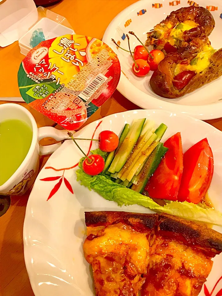 枝豆のチーズホットドッグ🌭   マルゲリータピザ🍕  レタスきゅうりトマトのサラダ🥗   さくらんぼ🍒  抹茶ミルク🍵  マンゴーパッションゼリー🍋|ch＊K*∀o(^^*)♪さん