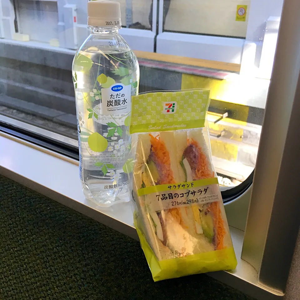 Snapdishの料理写真:世界の車窓から♬ (▰˘◡˘▰)☝︎
#世界の車窓から #朝ごはん #サンドイッチ #セブンイレブン #炭酸水 #ただの炭酸水|Yoshinobu Nakagawaさん