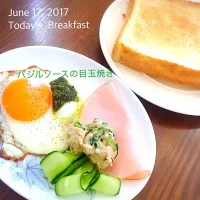 Snapdishの料理写真:手作りのバジルソースで目玉焼き🍳|morio0827さん