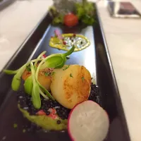 Snapdishの料理写真:Grilled scallop with avocado|Lilさん