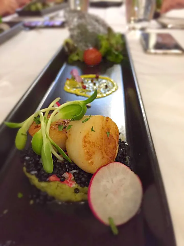 Snapdishの料理写真:Grilled scallop with avocado|Lilさん