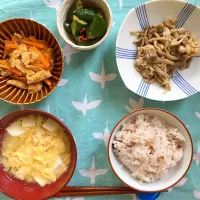 Snapdishの料理写真:休みの日の変な時間に食べるごはん。
十六穀米、卵と豆腐の味噌汁、豚肉ときのこのポン酢煮、にんじんと油揚げの煮物、ピリ辛きゅうり|めしさん