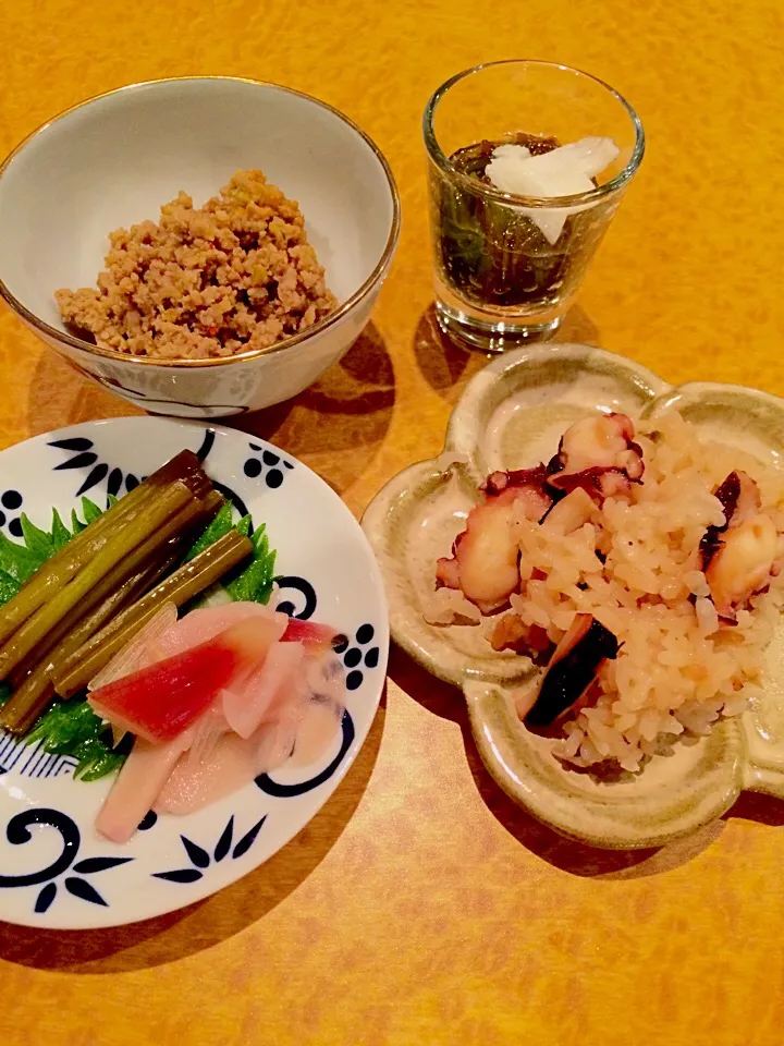 お通し
ひき肉 青唐辛子炒め
もずくとめかぶの酢の物
わさびの茎の醤油漬け 新生姜とミョウガの甘酢漬け
タコ飯|Hitoさん