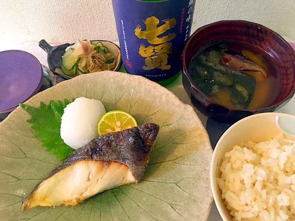 銀ダラ塩焼き
ふりかけで浅漬け
お米（長野の風さやか）
揚げナスとワカメのお味噌汁
七賢 純米大吟醸 絹の味（山梨）|藤井裕之（2号店）さん