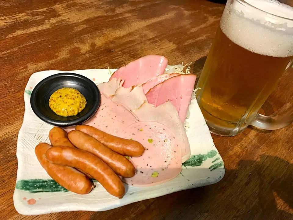 ゴールデンピルスナー🍺とモクモクハムとウインナーの盛り合わせ🐽|buhizouさん