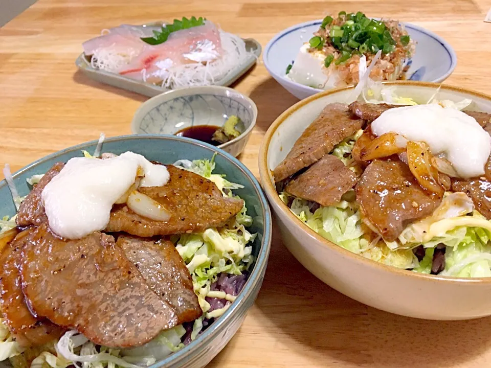 サシが凄っ！鹿児島〜黒毛和牛丼。黒米入りご飯と千切りレタスたっぷりで。

トビウオのお刺身

煎り酒で冷奴|さくたえさん