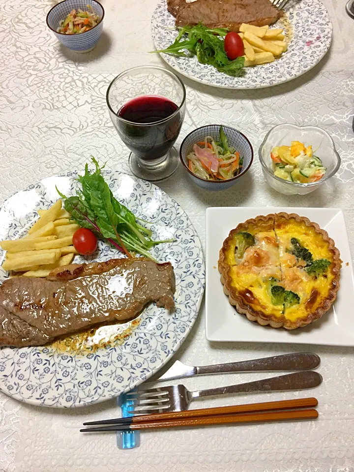 Snapdishの料理写真:オージィビフのステーキ。ポテトサラダ。モヤシとキュウリ、ベーコン中華味。|りょうさん