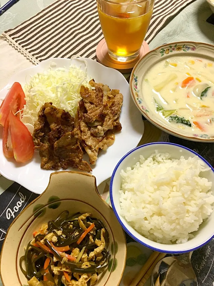 豚肉生姜焼き、牛乳スープ、切り昆布と油揚げの煮物(*^ω^*)|ライムさん