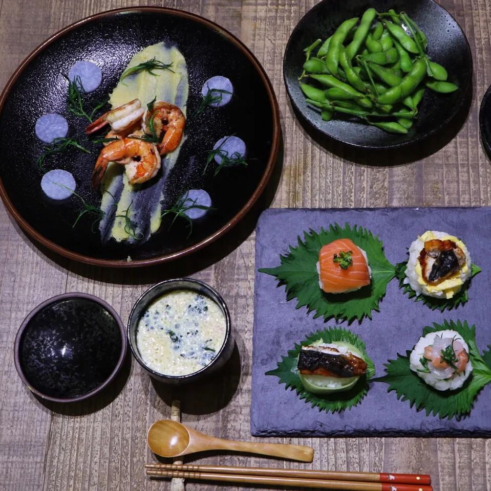 今日の夕ご飯
鰻中心の手毬寿司
海老と野菜のバターソテーと西京味噌|sabu-hinataさん