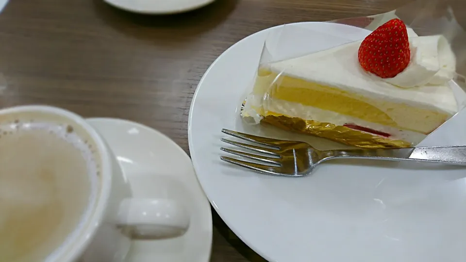 イチゴのショートケーキとカフェオレ|Yasuyoさん