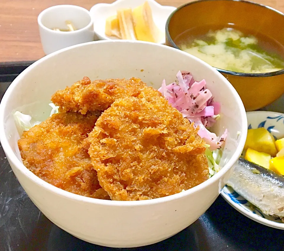 Snapdishの料理写真:単身赴任の晩ごはん🌙.*✩⃛ೄ
ソースカツ丼
ワカメとネギの味噌汁
タケノコ煮
ズッキーニのアンチョビソテー
味付いわし缶
なめ茸|ぽんたさん