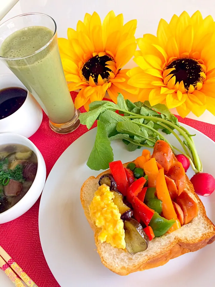 朝ごパン🍞は勝負飯( ◠‿◠ )
デラックスオープンサンド笑笑🤗💖
茄子の味噌汁🍆甘酒イン👍
いつもの甘酒スムージーGOOD〜〜✌️|はみちゃんさん