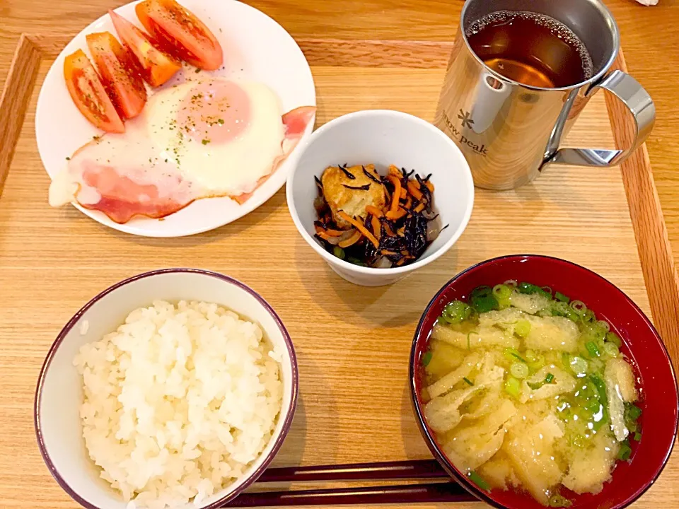 今日の朝飯！ハムエッグとひじきの煮物|茂木 和哉さん