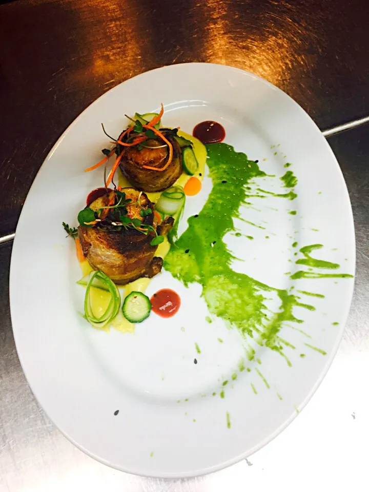 Scallops rolled in bacon, mashed corn and pesto|Yolanda Rodasさん