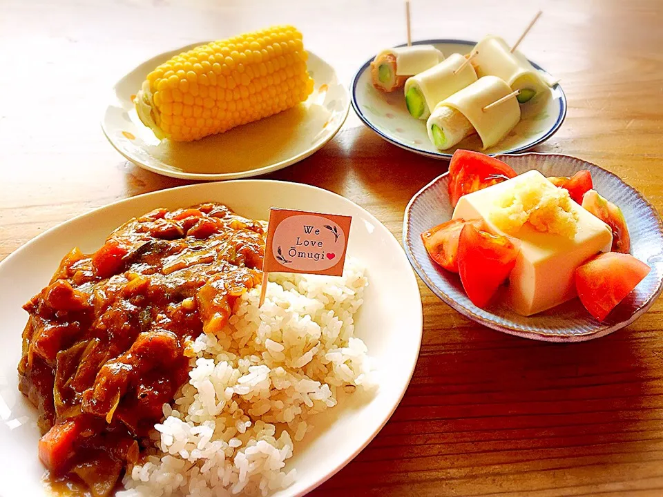 Snapdishの料理写真:夏野菜カレー、ちくわにきゅうり入れて、チーズで巻いたもの。冷奴。とうもろこし。|pepiさん