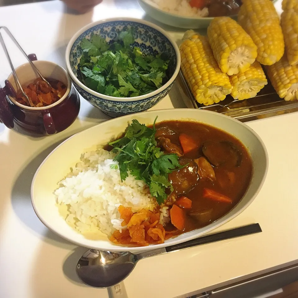 夏野菜カレー・パクチー☘添えとトウモロコシ🌽。|nokorinさん