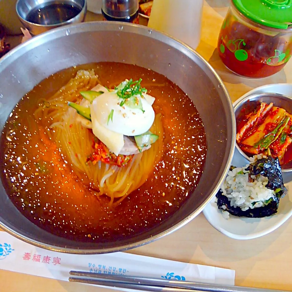 Snapdishの料理写真:手打ち冷麺定食☆おにぎり＆キムチ付き|うたかた。さん