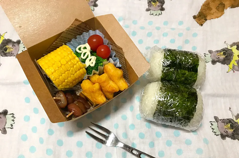 ☺︎旦那さんBENTO#俵おにぎり#ミニトマト#とうもろこし#ゆでブロッコリー#金時豆#星ナゲット|Mackinさん