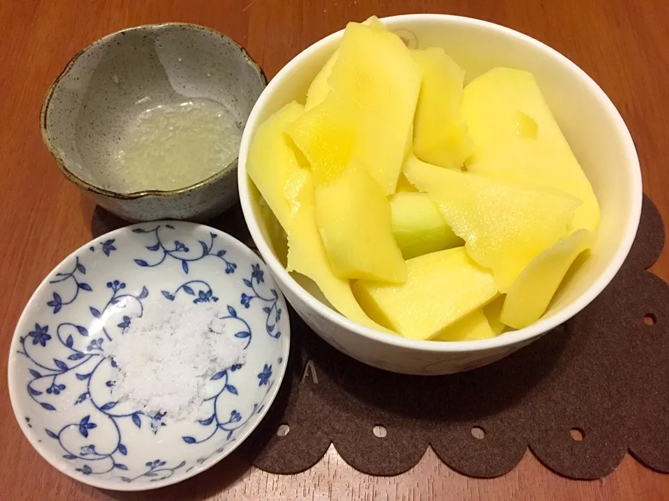 Green mango dipped in lemon juice and salt|Emmaさん